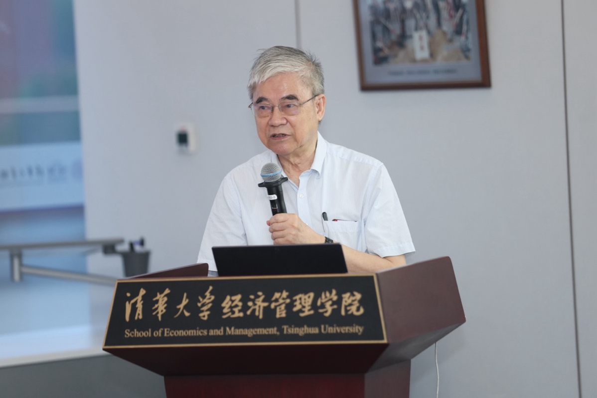 男人站在鋼琴前

中度可信度描述已自動生成